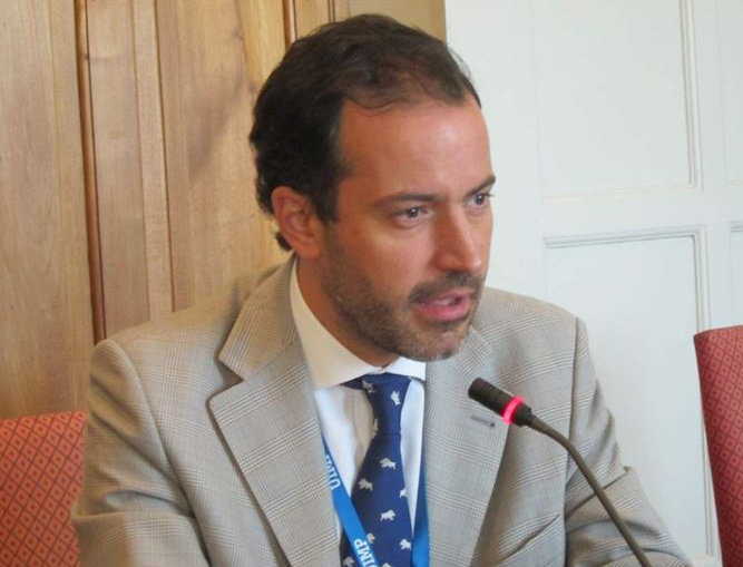 El profesor López Vega durante su intervención en la UIMP