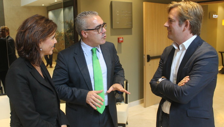 Paula Fernández, Pedro Hernando y Pablo Diestro conversan tras la entrevista en el Club de Prensa Pick