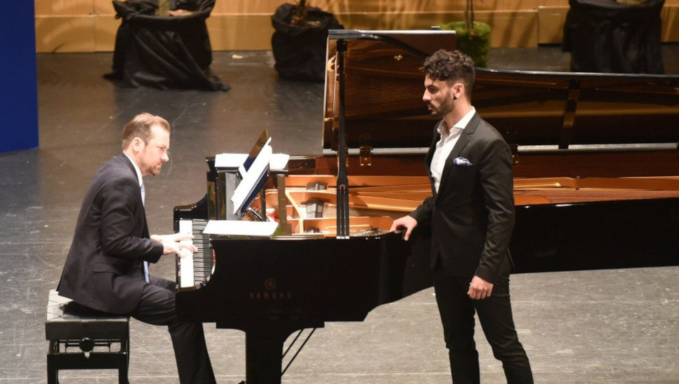 Duncan Gifford al piano junto al tenor Pablo Martínez