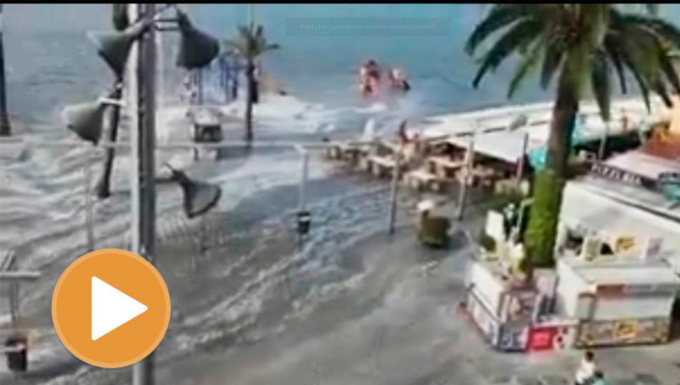 Escena de las fuertes olas que invadieron Mallorca este lunes. TWITTER