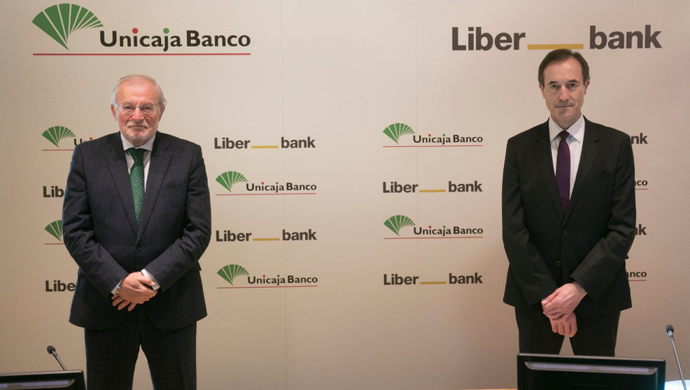 Manuel Azuaga (Unicaja) y Manuel Menéndez (Liberbank), durante la negociación de la fusión