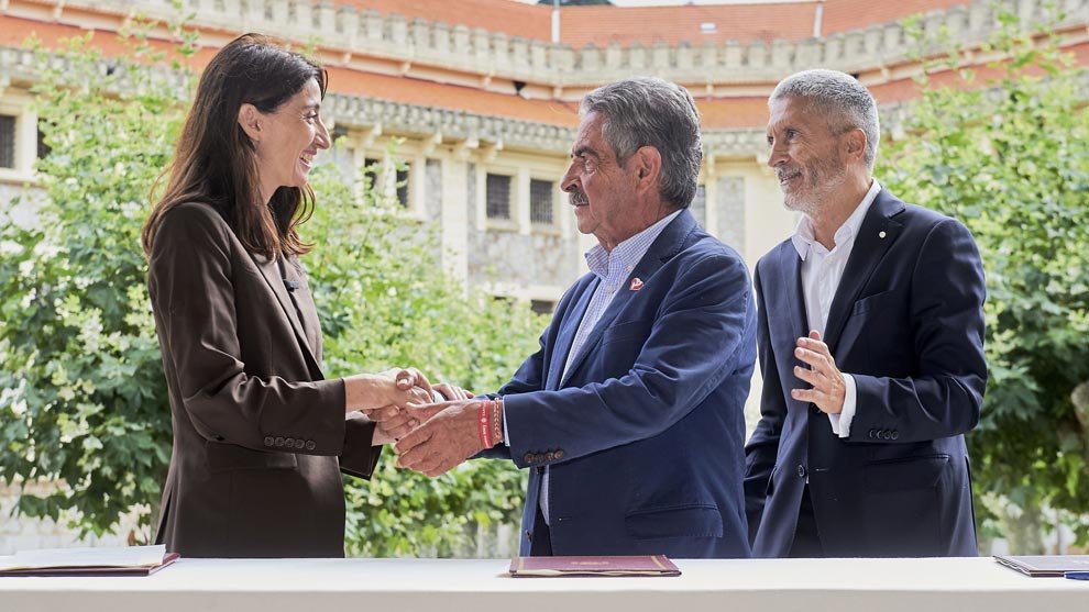 La ministra de Justicia, Pilar Llop, saluda al presidente del Gobierno de Cantabria, Miguel Ángel Revilla, junto al ministro de Interior, después de la firma de un convenio que afecta al centro penitenciario de El Dueso