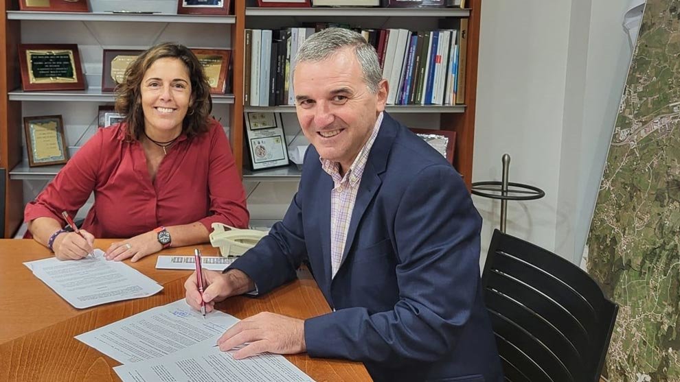 Firma del convenio entre el Ayuntamiento de Santa Cruz de Bezana y la Fundación del Metal