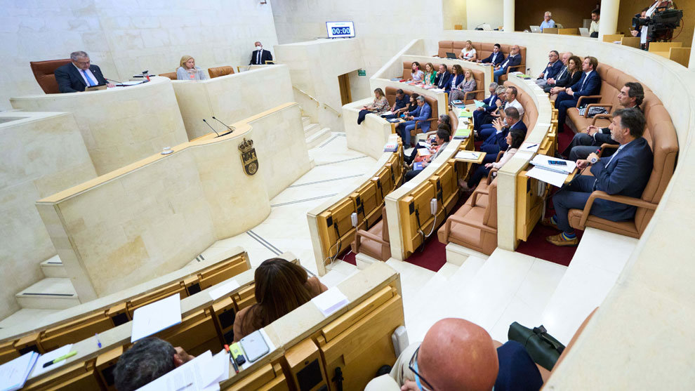 Vista general de una sesión plenaria en el Parlamento de Cantabria