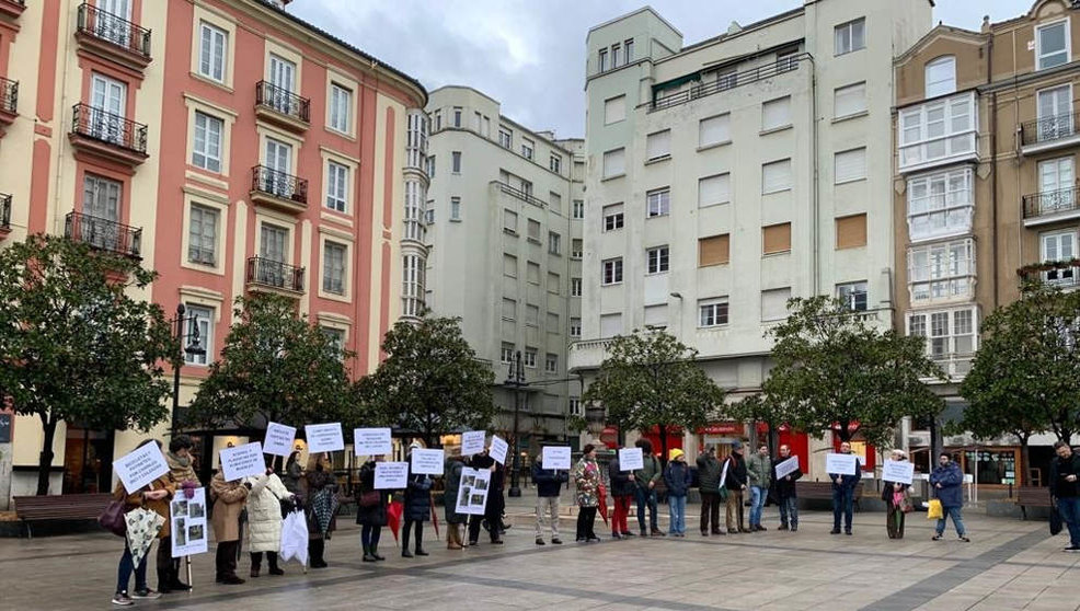 Concentración de los vecinos por la falta de espacios públicos para todos en Santander