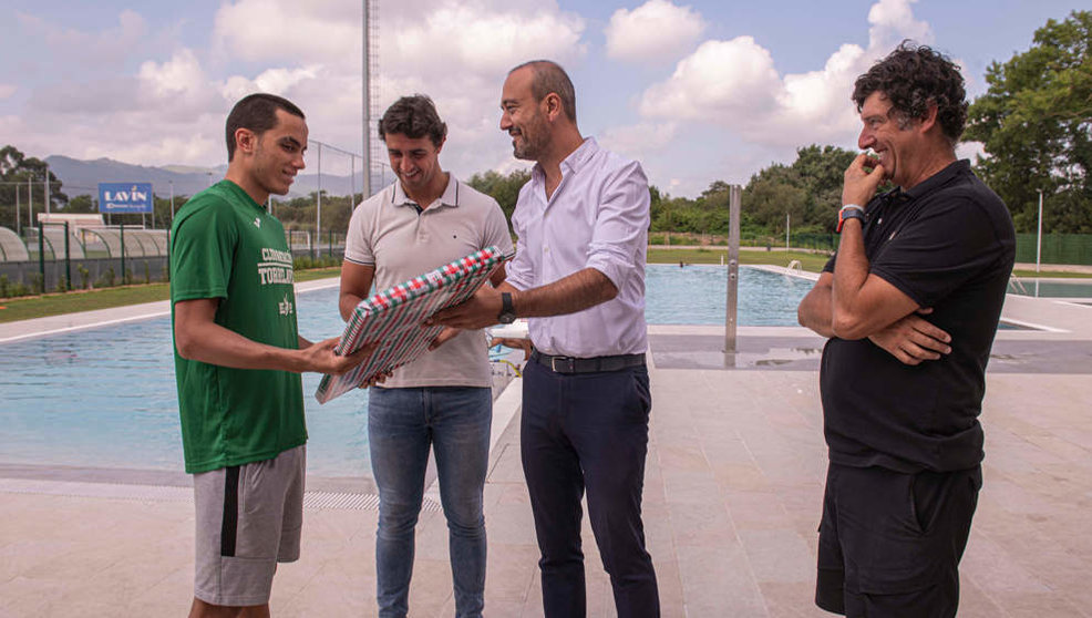 El alcalde de Torrelavega, Javier López Estrada, y el concejal de Deportes, Nacho González, reciben al nadador Teo del Riego tras el Campeonato de Europa Junior