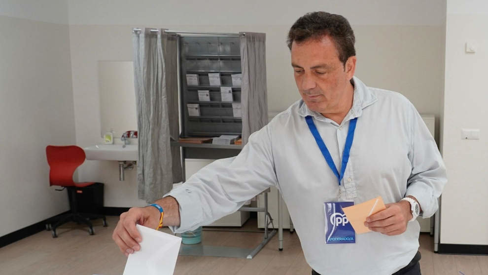El candidato número uno al Congreso por el Partido Popular, Félix de las Cuevas, votando
