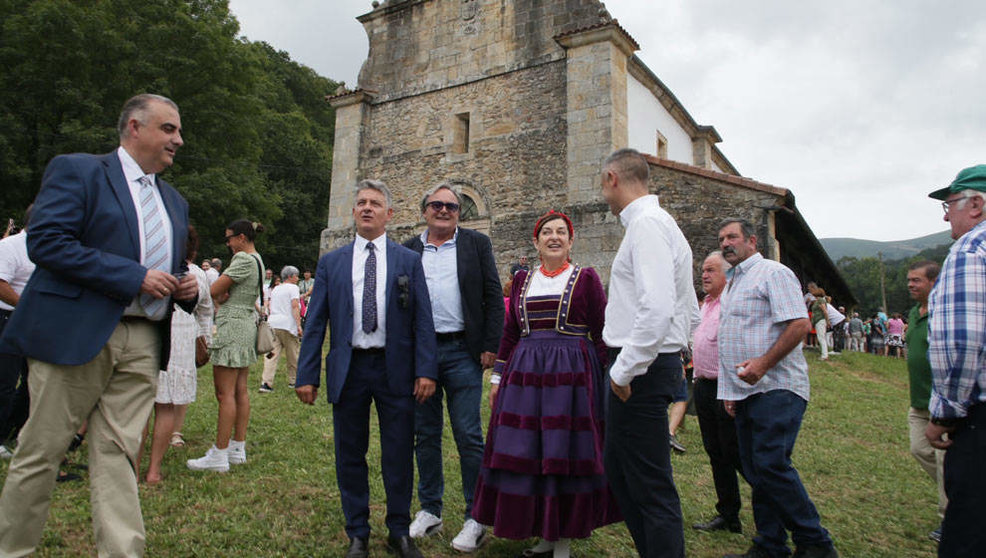 La presidenta de Cantabria, María José Sáenz de Buruaga, acude a la festividad de Nuestra Señora de Valvanuz, en Selaya, vestida con un traje pasiego