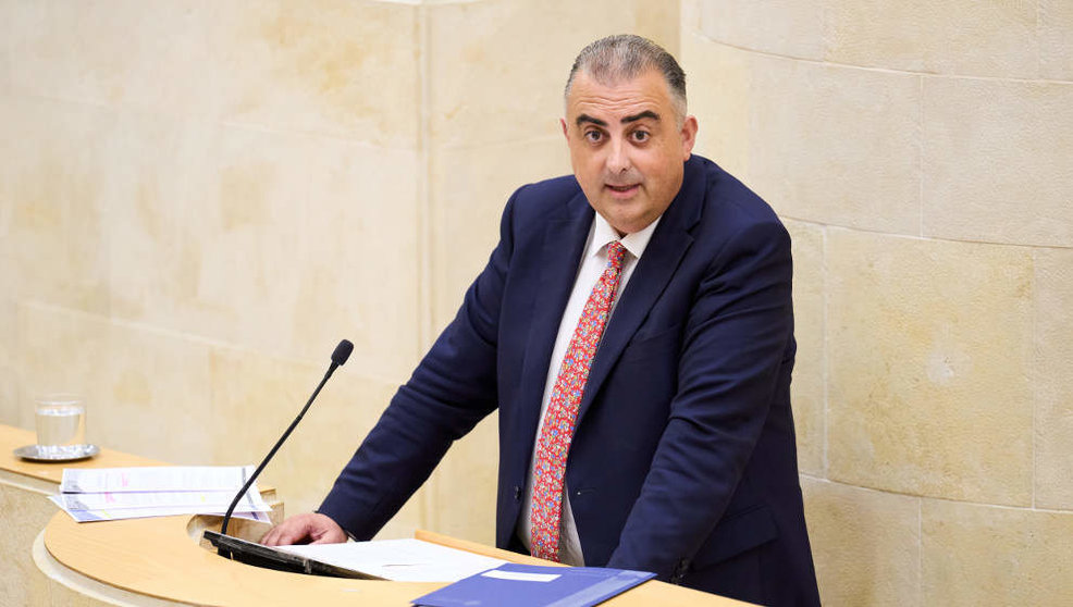 El consejero de Fomento del Gobierno de Cantabria, Roberto Media, durante la sesión del primer Pleno de legislatura en el Parlamento de Cantabria
