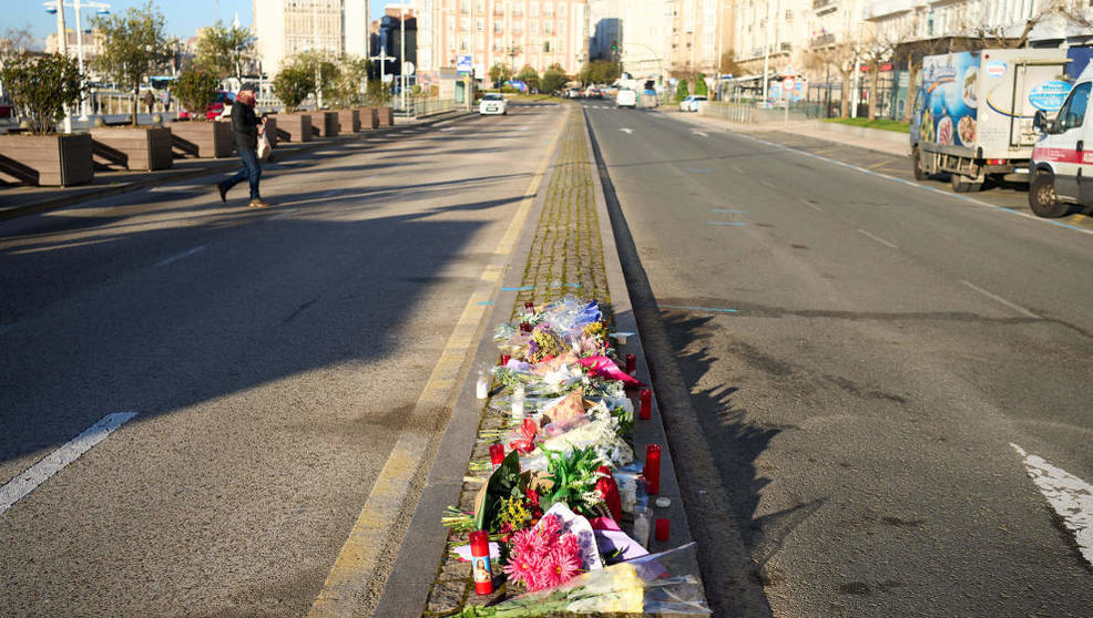 Flores en la calle Castelar donde se produjo un accidente mortal
