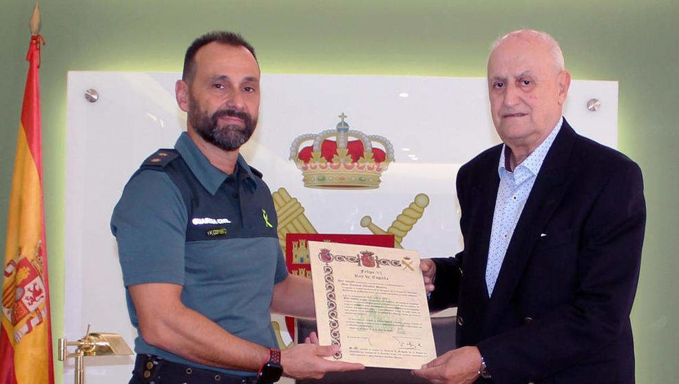 Imagen del Teniente Coronel Diego Mercader entregando el titulo a José Luis Escobar
