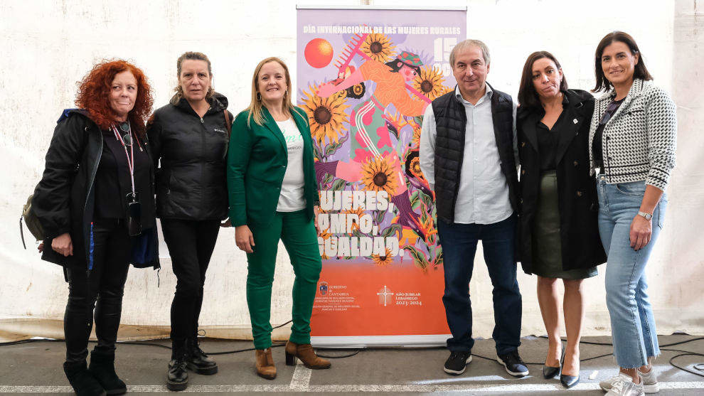 La consejera de Presidencia, Justicia, Seguridad y Simplificación Administrativa, Isabel Urrutia, inaugura la X Feria de Mujeres Artesanas y Emprendedoras de Cantabria