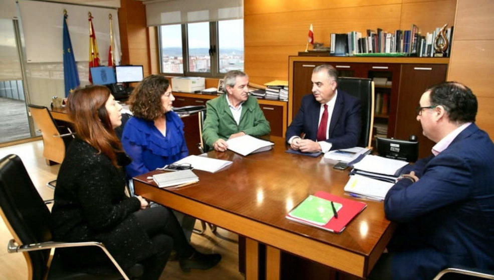 El consejero de Fomento, Roberto Media, en la reunión mantenida con el alcaldes de Suances, , Andrés Ruiz Moya.  