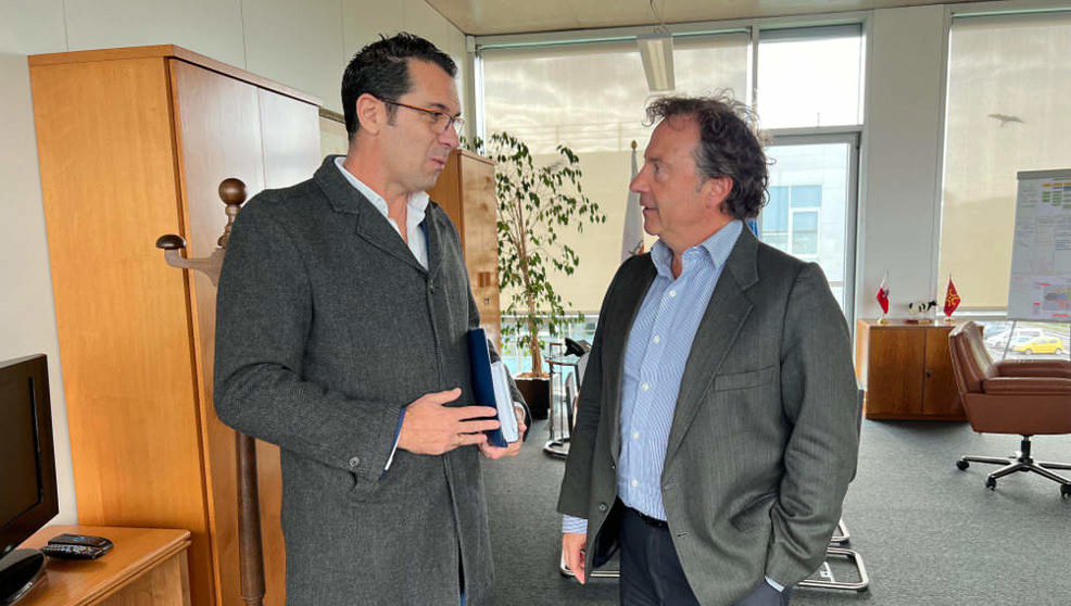 El consejero de Desarrollo Rural, Pablo Palencia, con el alcalde de Val de San Vicente, Roberto Escobedo