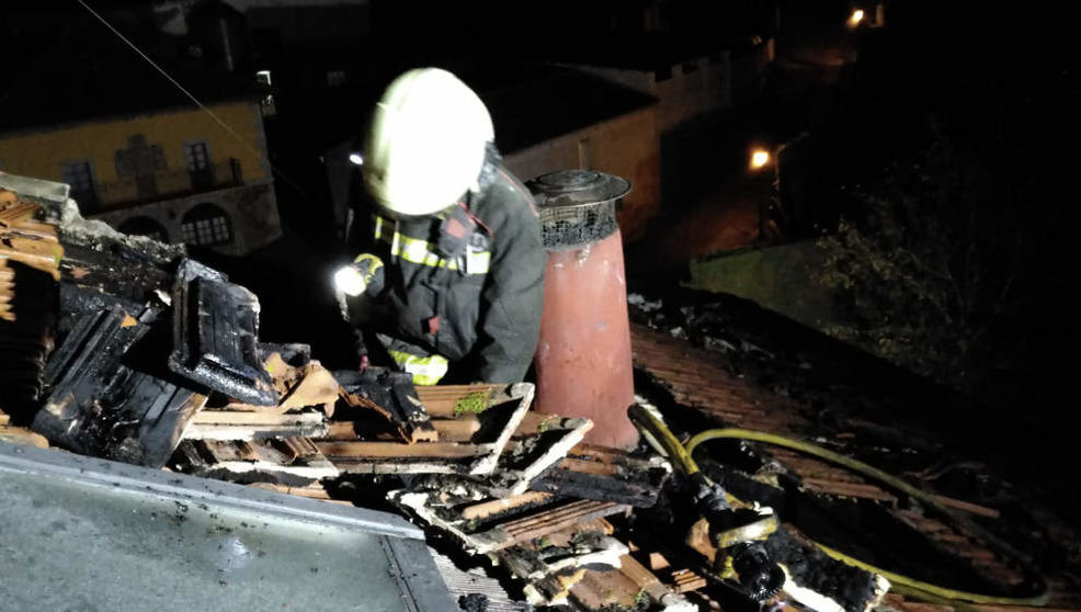 Los bomberos han logrado controlar el incendio en una vivienda de Colindres | Foto: 112 Cantabria