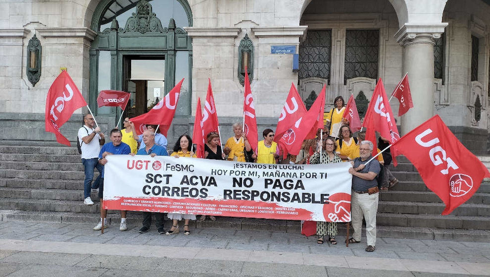 Protesta de las trabajadoras de limpieza de las oficinas de Correos en Santander