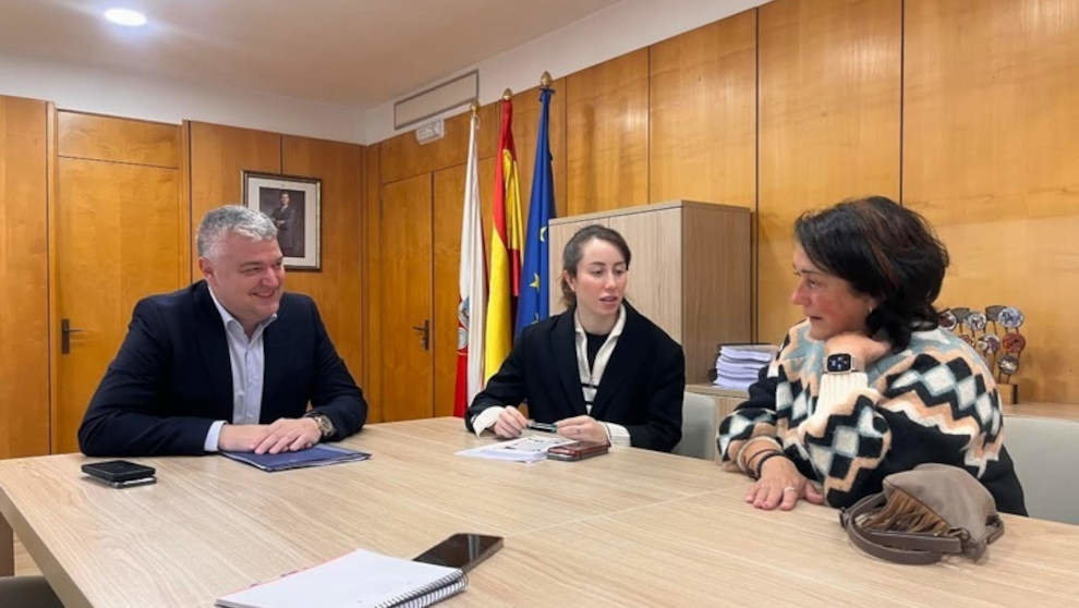 El consejero de Economía se reúne con la alcaldesa de Cabuérniga