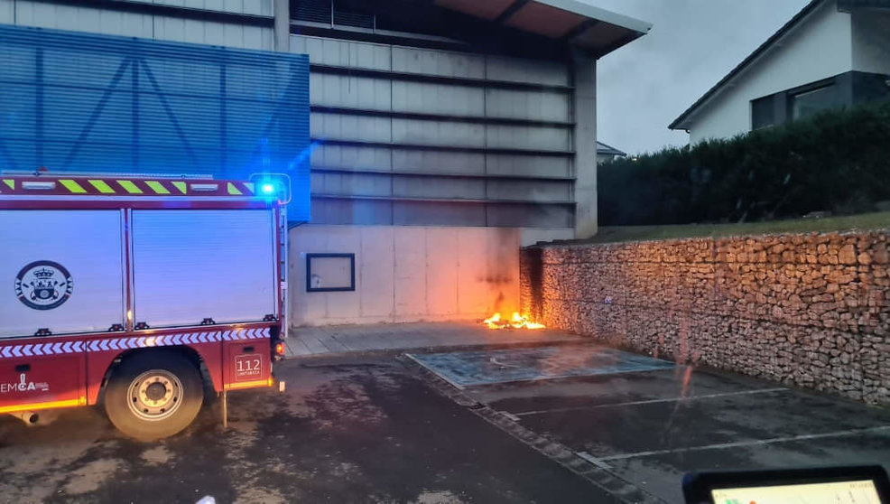 Bomberos del 112 sofocan un fuego en un contenedor de basura