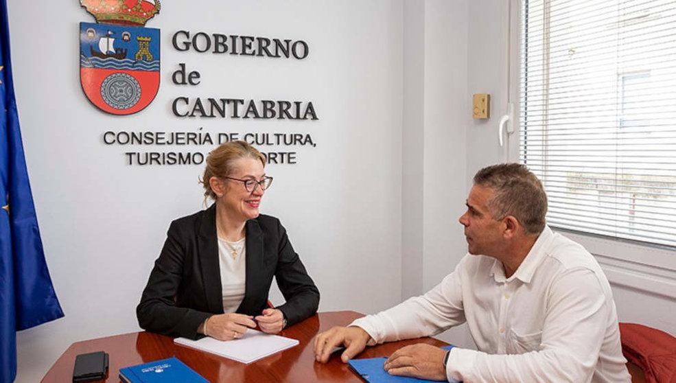 La consejera de Cultura, Turismo y Deporte, Eva Guillermina Fernández, se reúne con el alcalde de Argoños, Juan José Barruetabeña