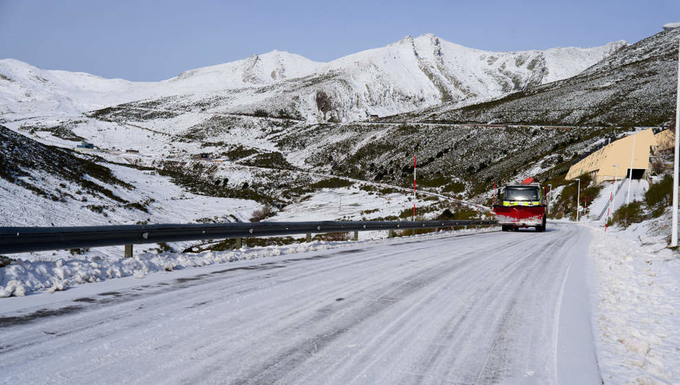 Una carretera nevada, en la estación de esquí y montaña de Alto Campoo