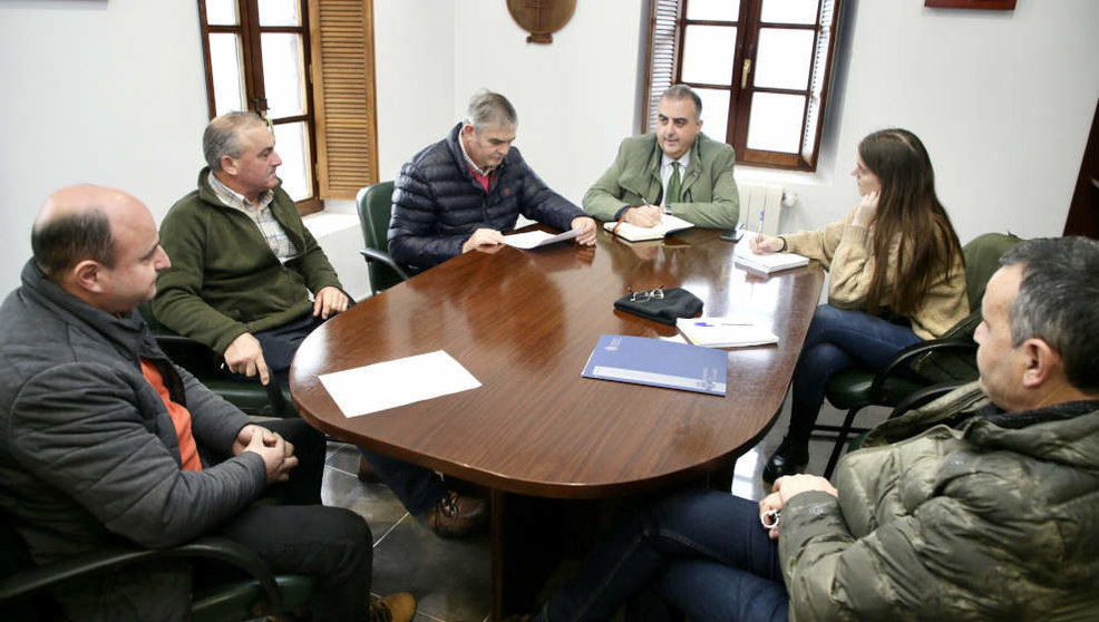 El consejero de Fomento, Roberto Media, se reúne con representantes del Ayuntamiento de Solórzano