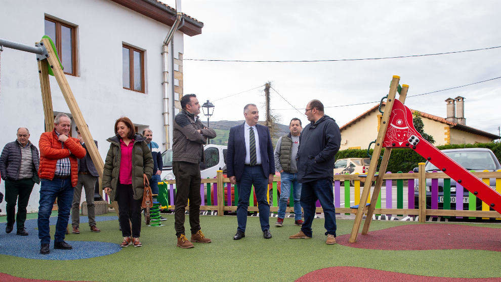 Parque infantil renovado en San Martín de Villafufre