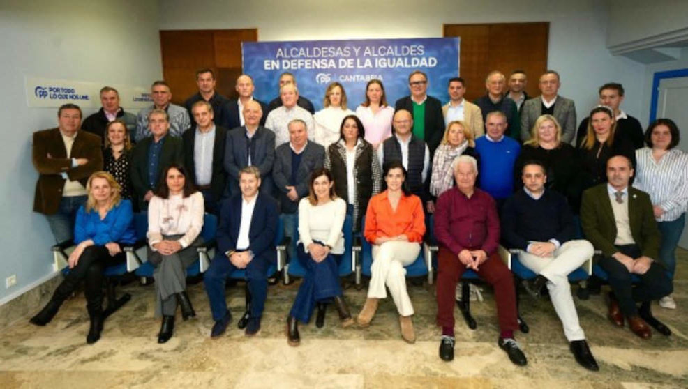 Los alcaldes del PP de Cantabria firman un 'Manifiesto por la igualdad de todos los españoles'  