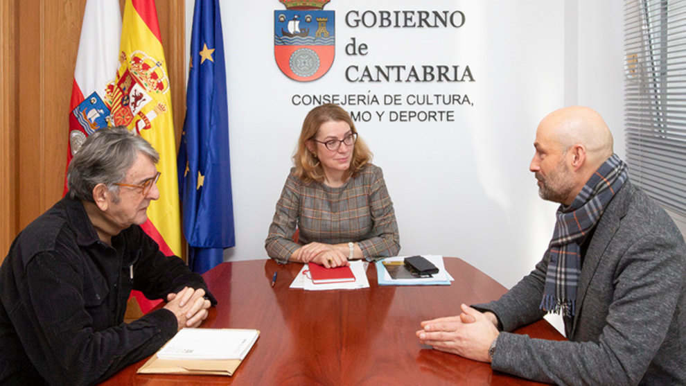 La consejera de Cultura, Turismo y Deporte, Eva Guillermina Fernández, se reúne con el alcalde de Puente Viesgo, Óscar Villegas