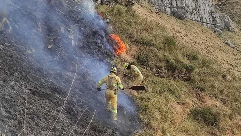 Cantabria mantiene controlado el incendio forestal en Picos de Europa