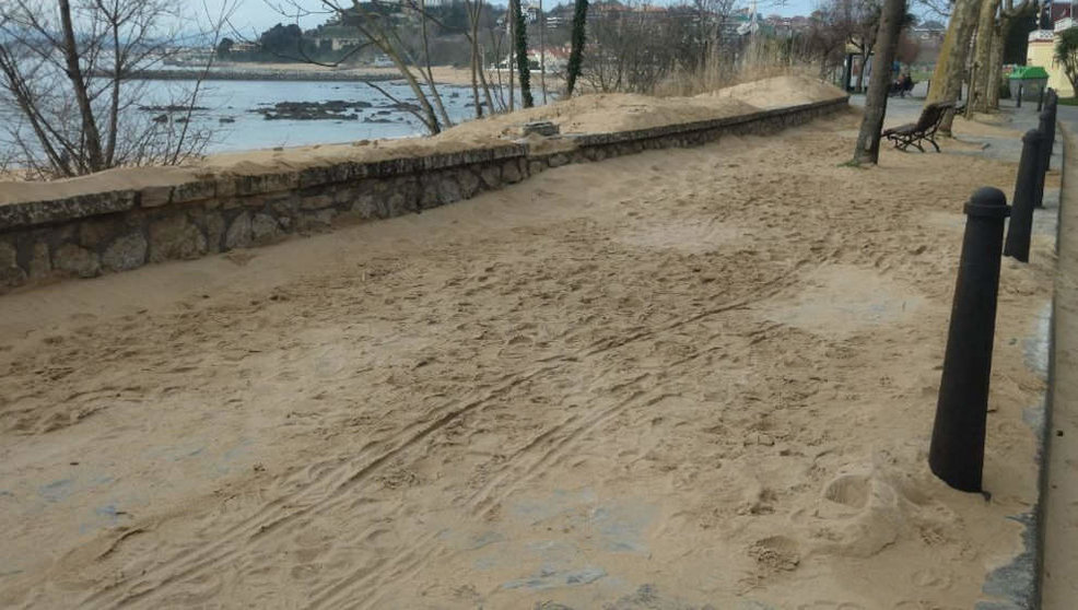 Arena desplazada en una playa de Santander  