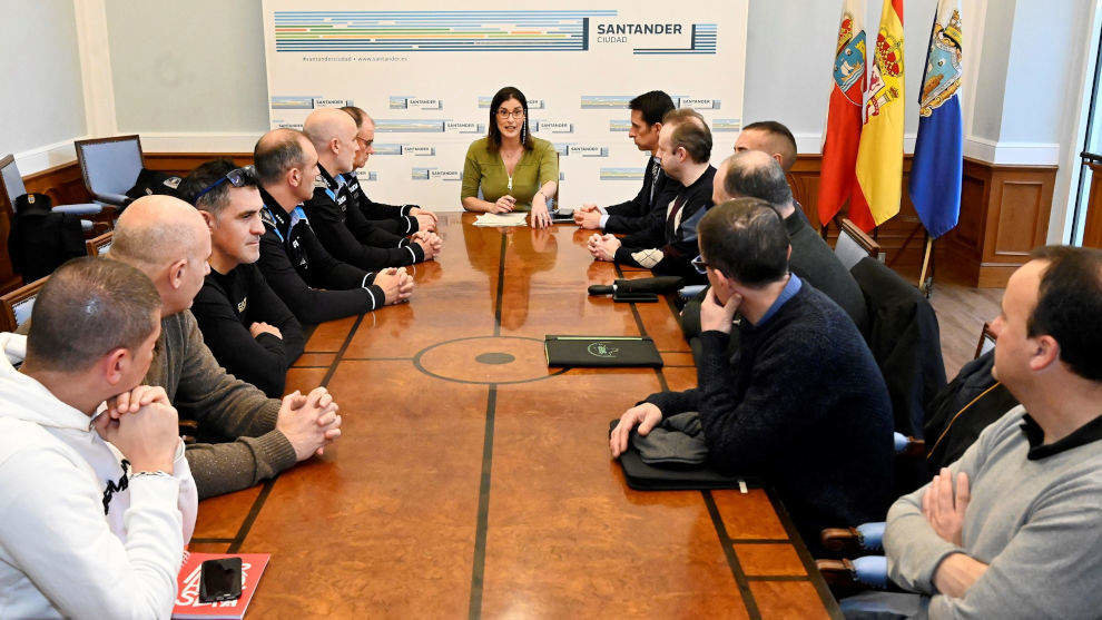 La alcaldesa de Santander, Gema Igual, da a conocer a los mandos de la Policía Local el sistema de comunicaciones para el cuerpo