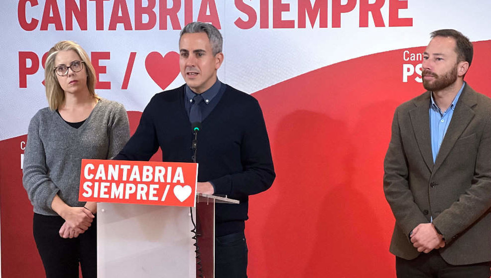 El secretario general del PSC-PSOE, Pablo Zuloaga, y los diputados Norak Cruz y Jorge Gutiérrez