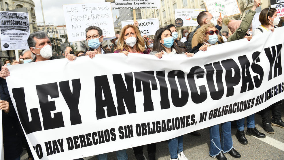 Varias personas con una pancarta que reza 'Ley Antiocupas ya', en una concentración en apoyo a los afectados por la okupación