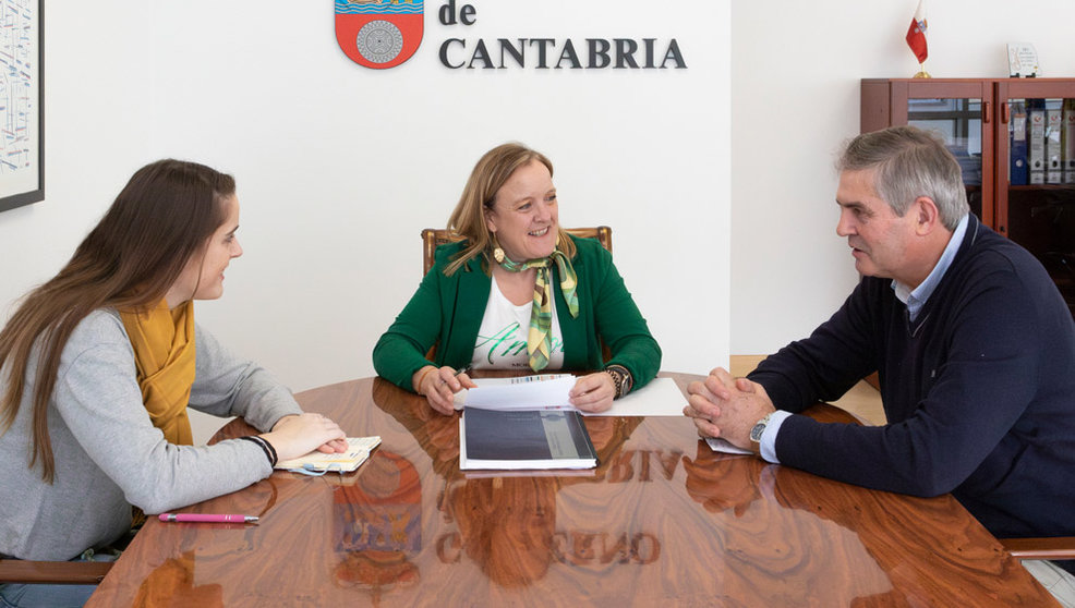 La consejera de Presidencia, Isabel Urrutia (centro), se reúne con el alcalde de Solórzano, Santiago Campos