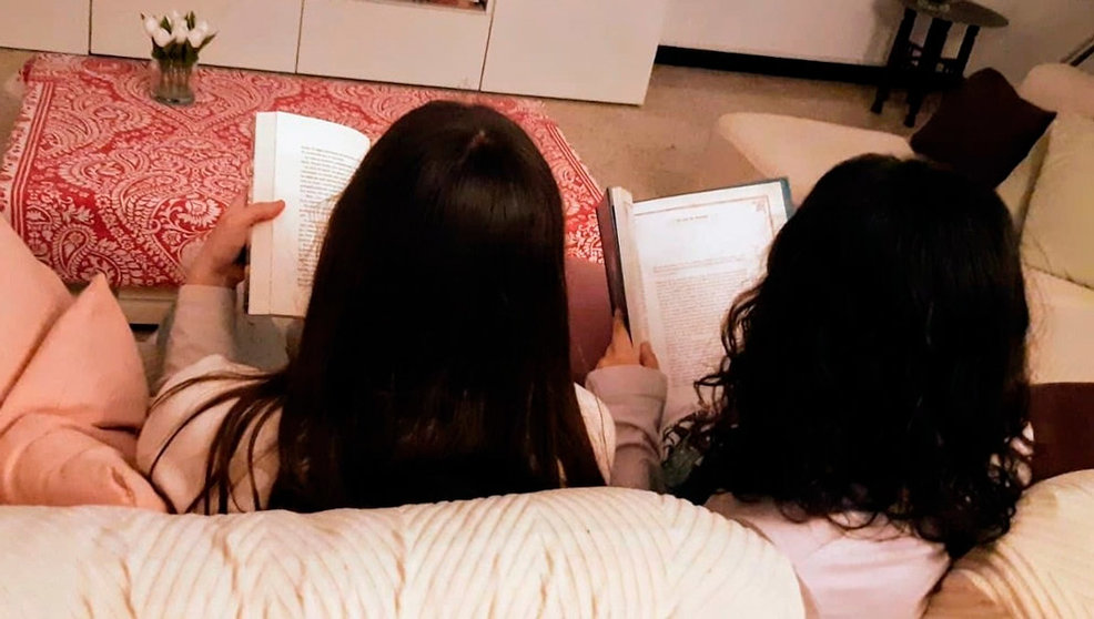 Mirella (izqda) y Diana (dcha) leen en el comedor de su casa, en Santa Cruz de Tenerife