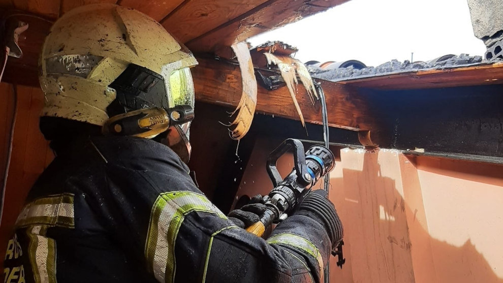Intervención de los bomberos de Santander en un incendio en el tejado de una vivienda en Boo de Piélagos