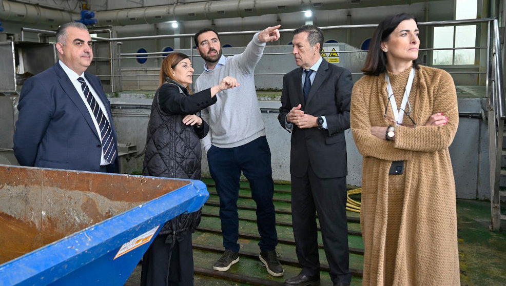 Visita de la presidenta de Cantabria, María José Sáenz de Buruaga; el consejero de Medio Ambiente, Roberto Media, y la alcaldesa de Santander, Gema Igual, a la depuradora de San Román