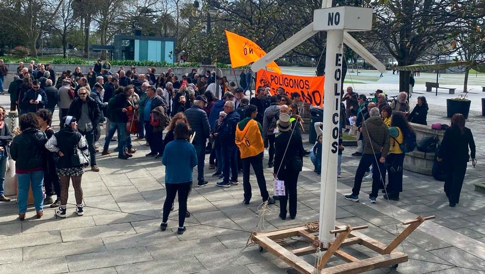 Cerca de 200 personas se concentran en Santander para denunciar los "daños medioambientales" de los eólicos