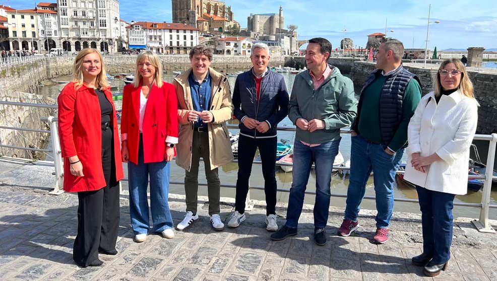 El secretario general del PSE-EE y candidato a Lehendakari, Eneko Andueza, inaugura una oficina electoral del PSOE en Castro Urdiales, Cantabria