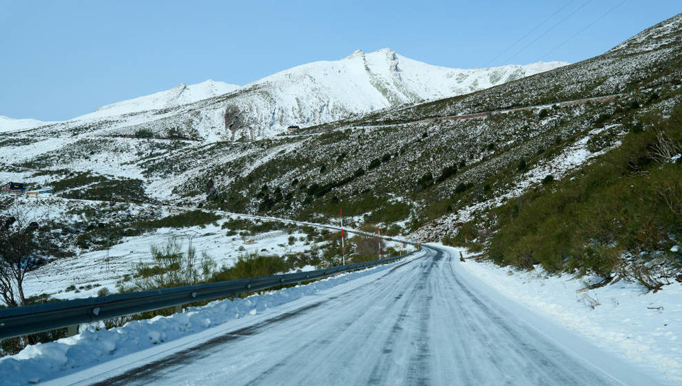 Una carretera nevada, en la estación de esquí y montaña de Alto Campoo, en Brañavieja