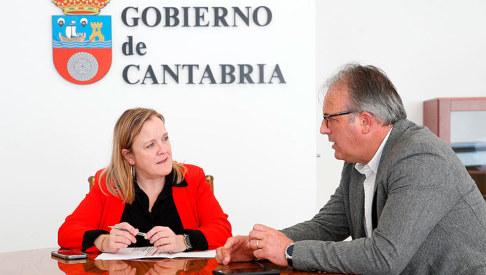 La consejera de Presidencia, Justicia, Seguridad y Simplificación Administrativa, Isabel Urrutia, recibe al alcalde de Vega de Liébana.  