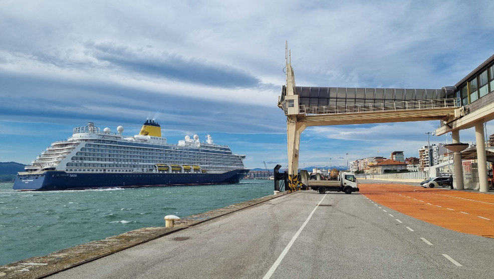 El crucero Spirit of Adventure en el Puerto de Santander