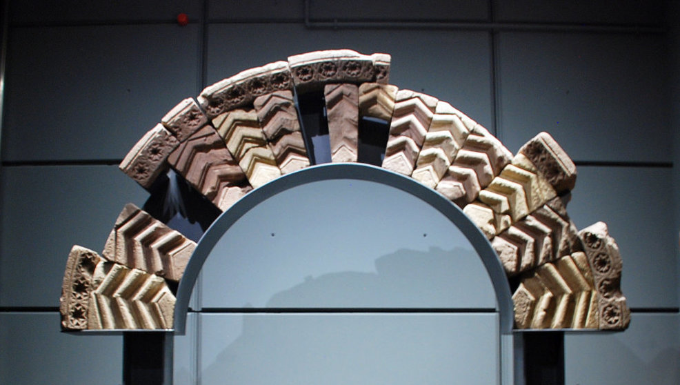 Arco de medio punto colocado en el Museo de Prehistoria y Arqueología de Cantabria