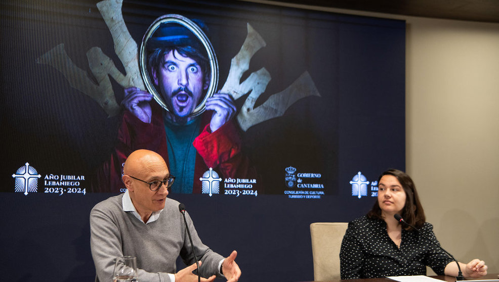El director general de cultura y Patrimonio Histórico, Juan Antonio González Fuentes, y Marta López, directora del programa, presentan el programa 'Cultura y Territorio'