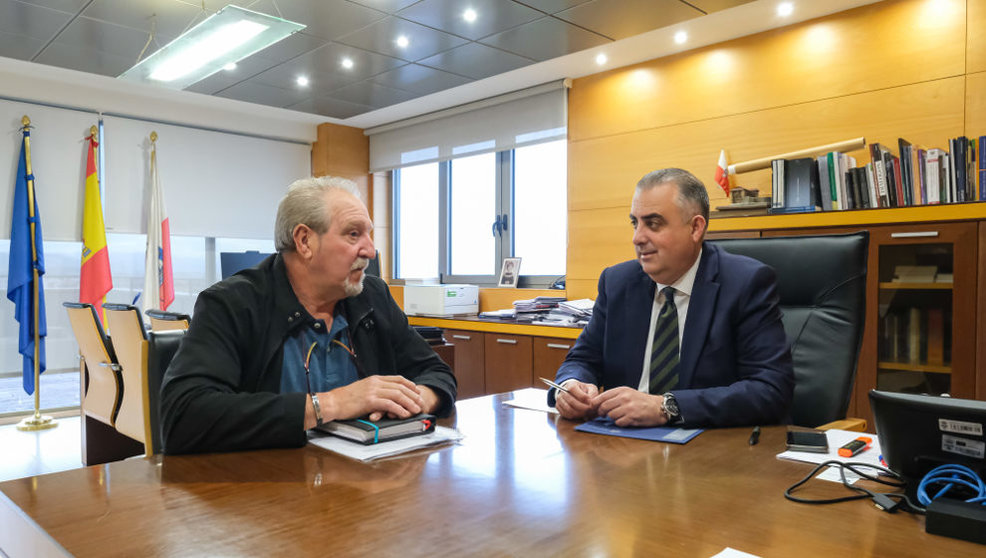 El consejero de Fomento, Roberto Media, recibe al alcalde de Anievas, Agustín Pernía