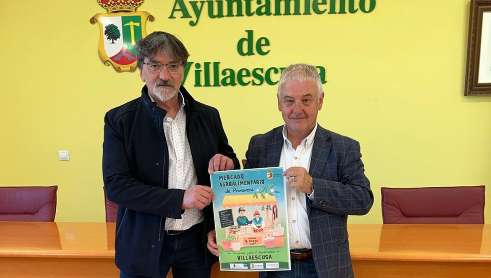 El alcalde de Villaescusa, Constantino Fernández, presenta el cartel del Mercado Agroalimentario de Primavera de Villaescusa