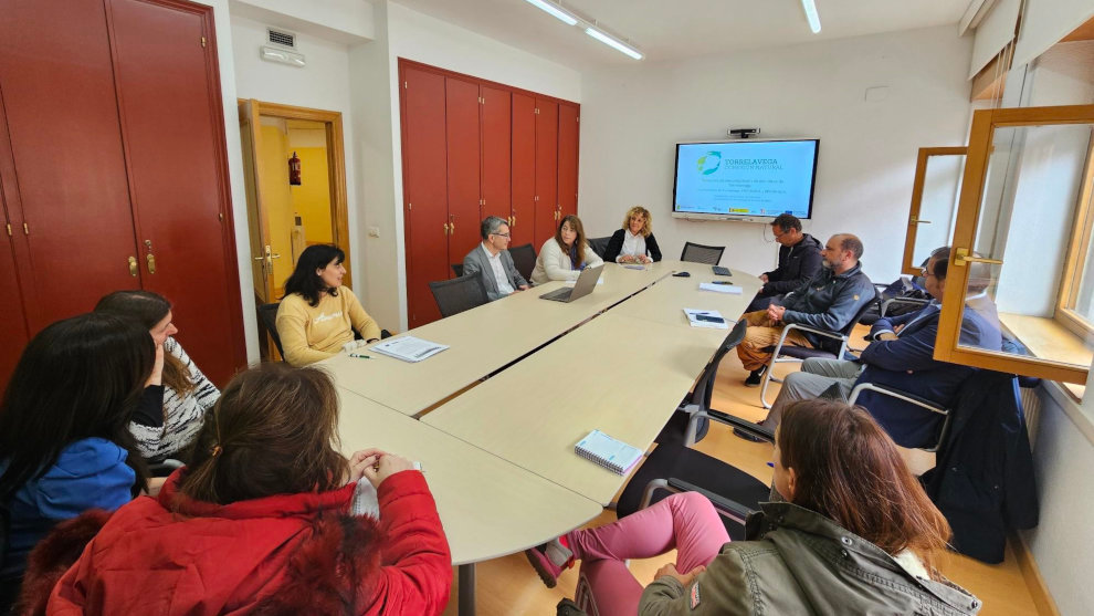 Reunión del Ayuntamiento de Torrelavega con centros educativos para presentar el proyecto de patios naturalizados