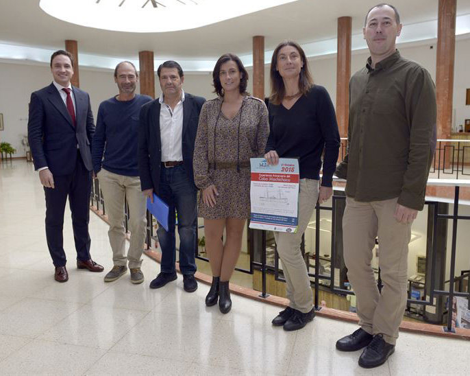 Algunos miembros de la asociación de hosteleros junto con la concejala de Turismo de Santander, Gema Igual