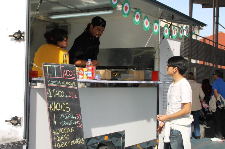 Food truck instalada en la plaza de La Llama