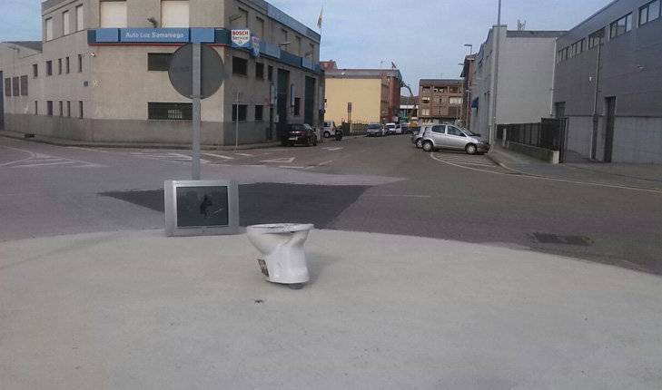 Un retrete y una televisión han vuelto a aparecer en una rotonda de La Albericia